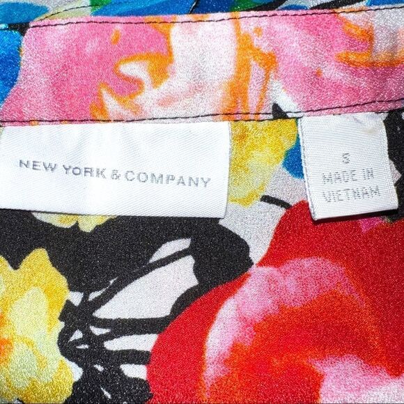New York and company sleeveless pretty floral button up blouse - Picture 7 of 8